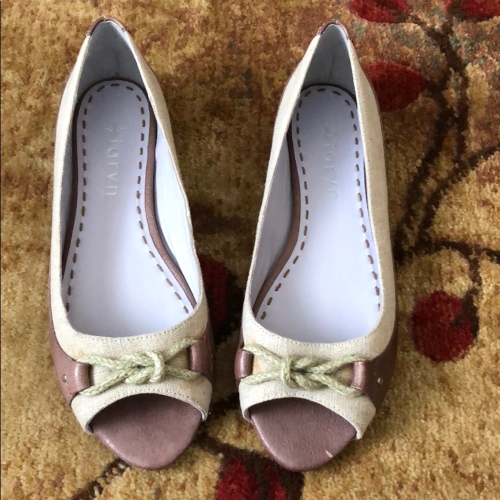 Taryn, peep toe flats
